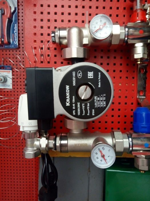 Колектор для труб теплого пола,гребенка водяного пола,в зборе,Чехия