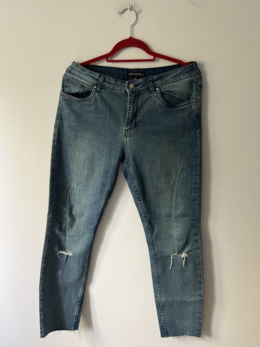 Jeansowe spodnie z postrzępieniami slim fit Top Secret roz. 42 / XL