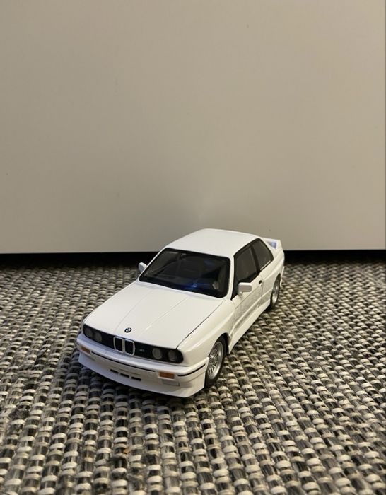 BMW M3 E30 model w skali 1:24