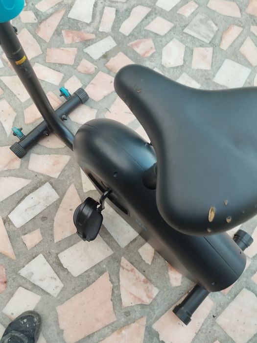 Bicicleta Estática Conectada e com Resistência Motorizada EB140 B