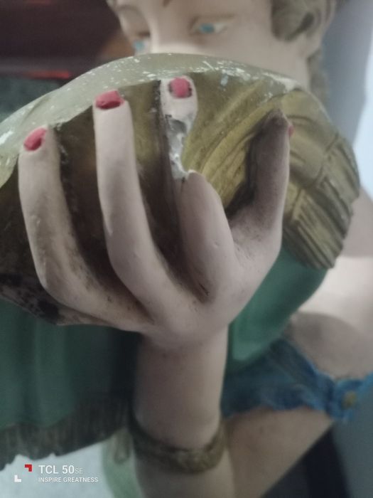 Elegante estátua de mulher segurando o espelho, peça antiga.