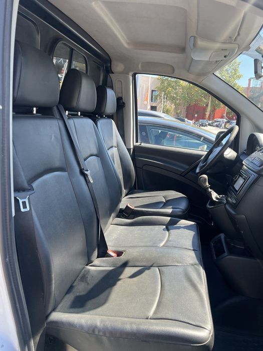 Vendo Mercedes-Benz Vito, furgão comercial, em cor branca.