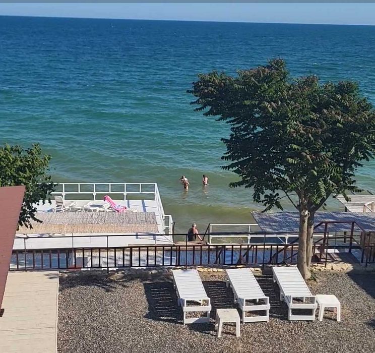Отдых прямо у моря  - жилье, беседки, шезлонги