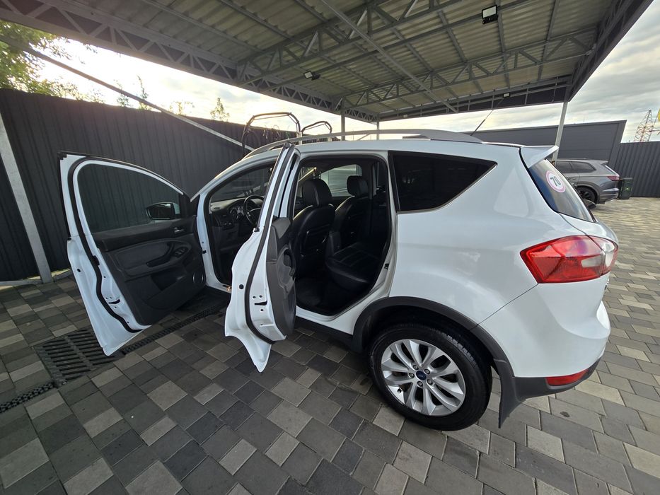 Автомобіль FORD KUGA