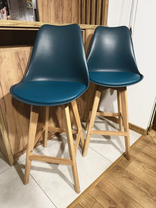 Dwa krzesła wysokie hokery