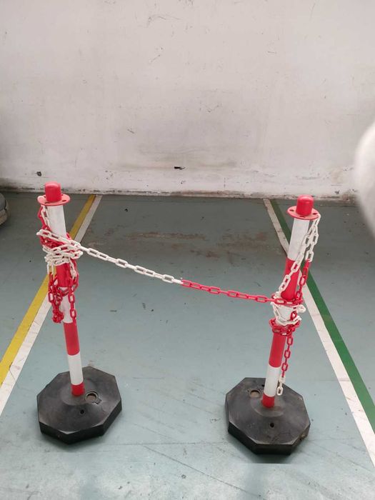 Conjunto de 4 postes com corrente de plástico