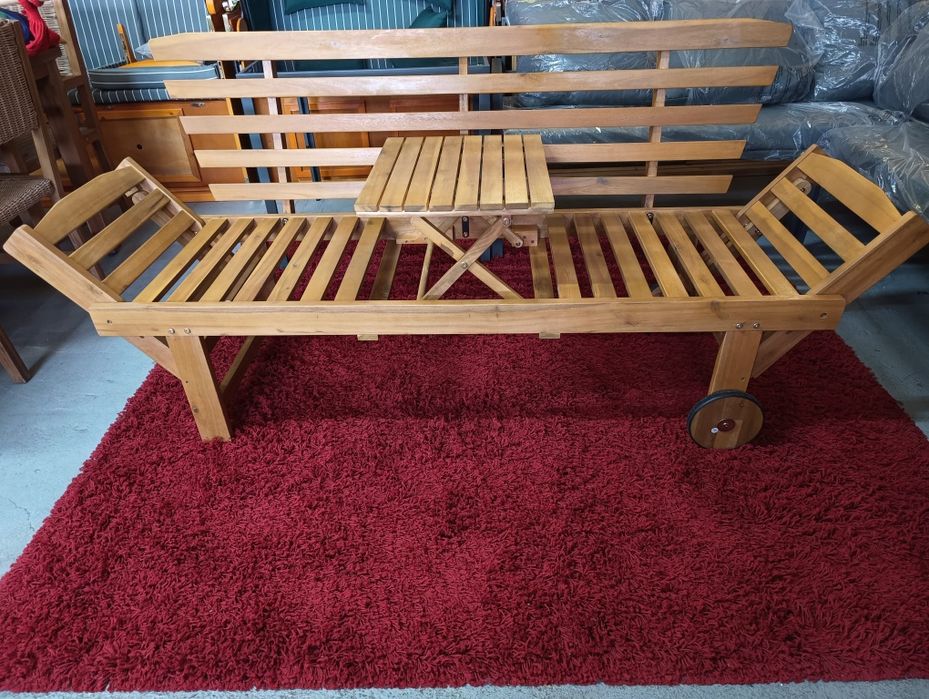 Drewniana, rozkładana ławka ogrodowa ze stolikiem. Sofa na taras