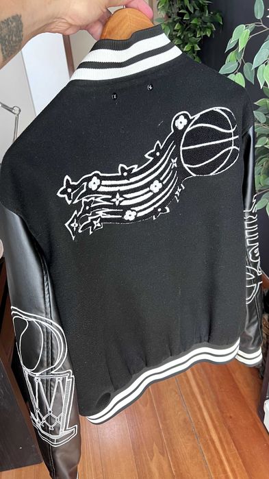 Blusão varsity preto com mangas efeito pele e monograma LV