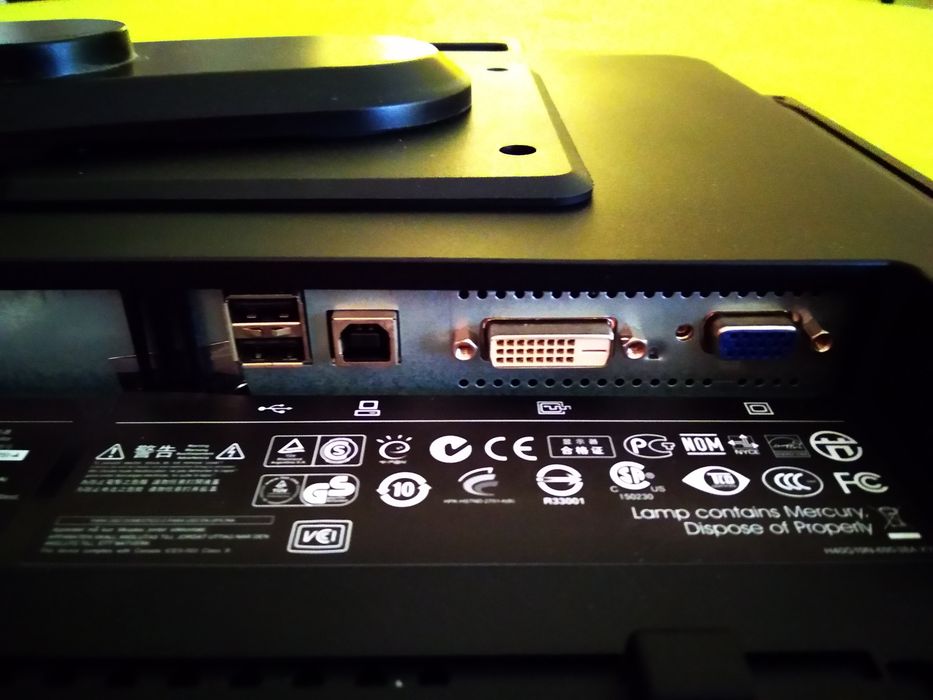Monitor 17" de marca HP e 15".marca Gateway