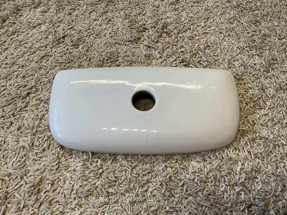 Крышка для бачка унитаза.