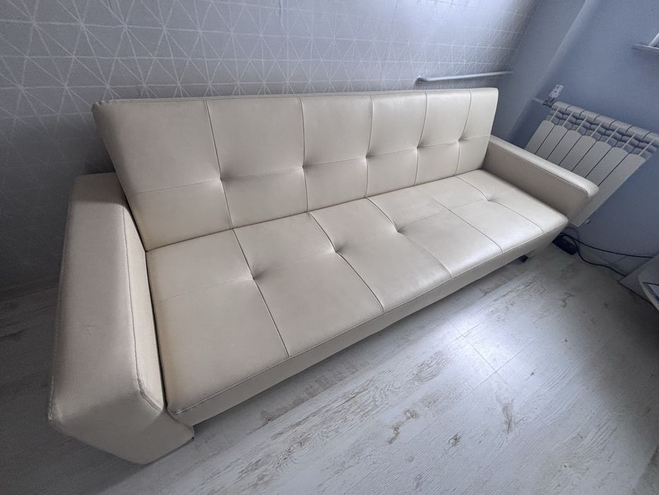 Kremowa rozkladana sofa z funkcją spania, skóra