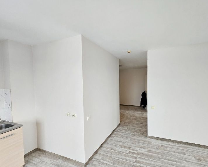 Поклейка обоев. Покраска стен и потолков. Ламинат