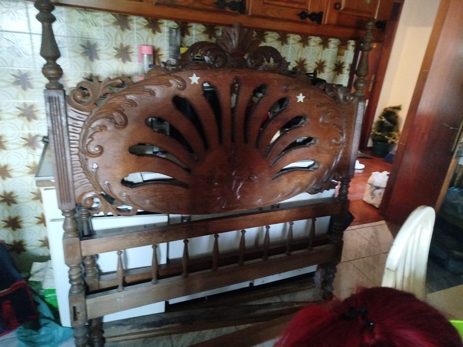 Cama de casal em madeira