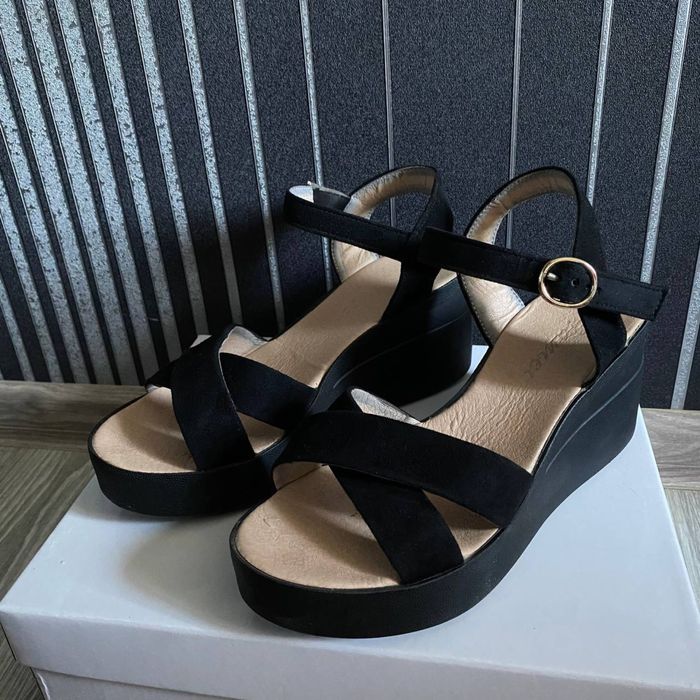 Продам босоножки