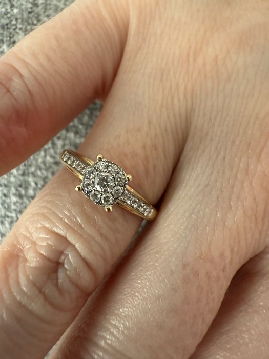 Pierscionek zareczynowy Apart