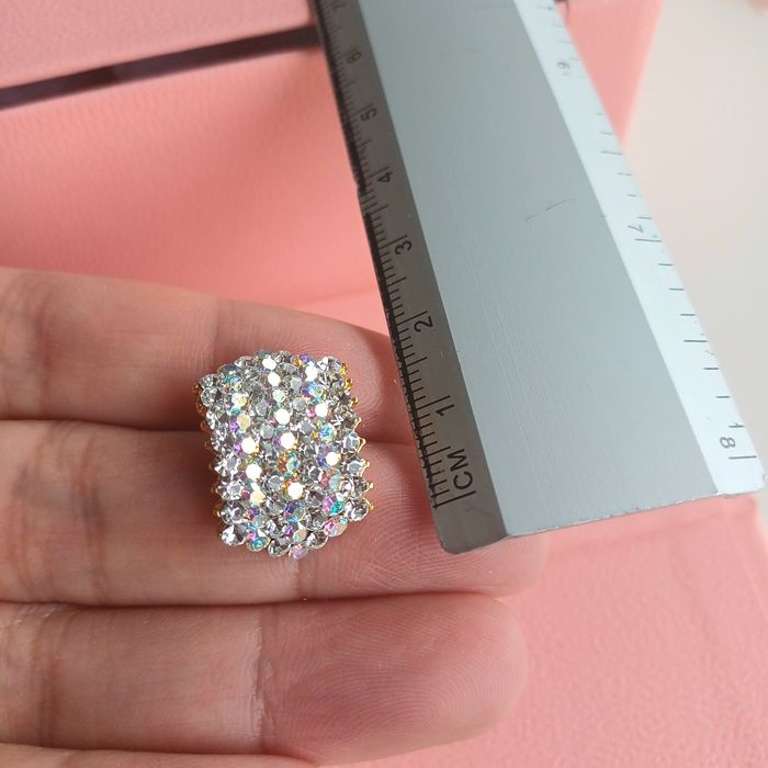 Brinco elegante com cristais aurora boreal banhado a ouro