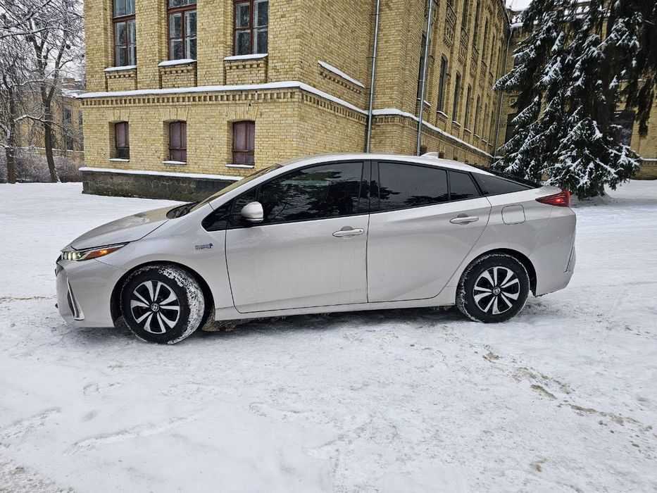 Оренда авто Toyota Prius Plug-In Hybrid, PHEV, Пріус. Аренда, прокат