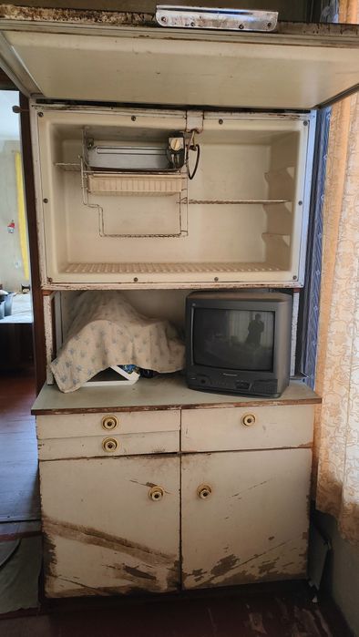 Віддам робочий холодильник з тумбою