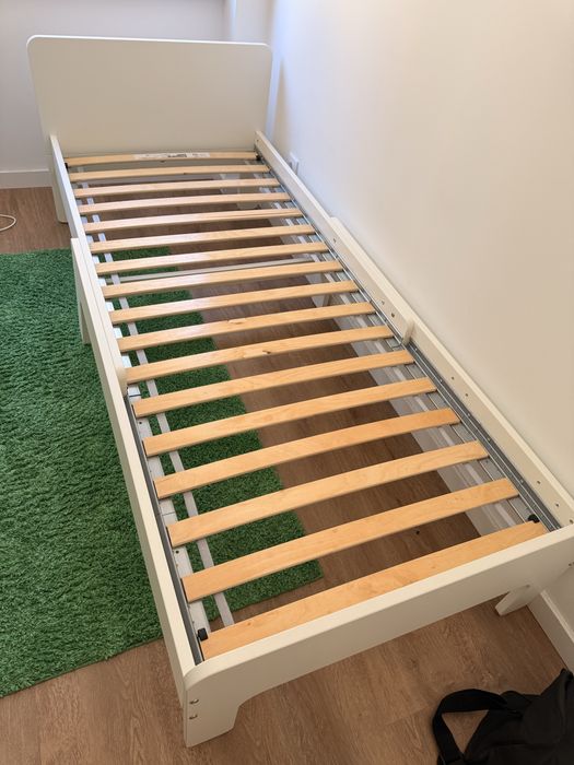 Cama infantil ikea em branco com colchão de molas incluido 200x80 com um ano de uso.