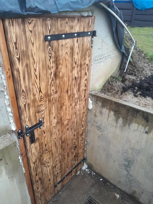 Drzwi do piwniczki spirzarni komórki itp.