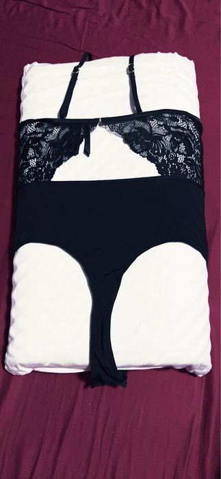 Body preto em renda