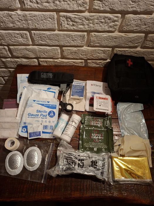 Військова тактична індивідуальна  аптечка . З іTCLamp .Для шарящіх!!