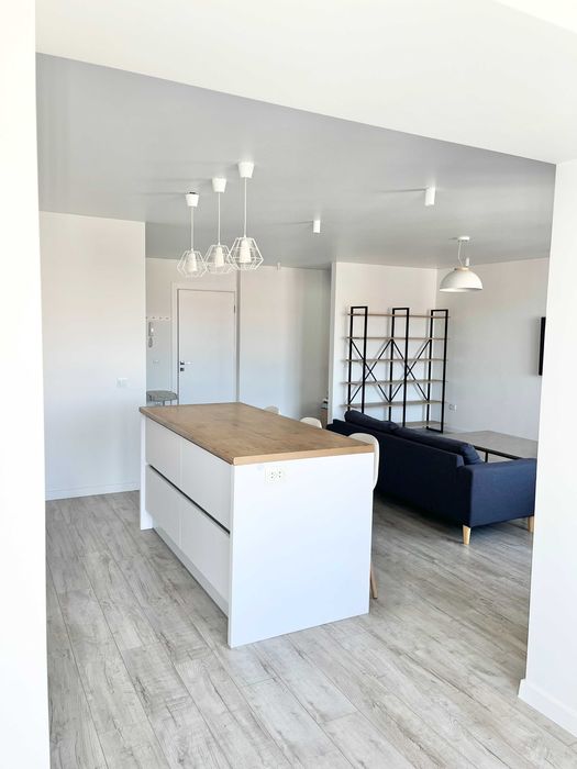 Продам простору квартиру-студію з панорамним виглядом по Коновальця