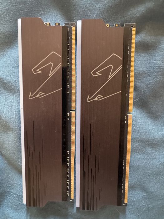 Gigabyte AORUS RGB DDR4 16GB (2x8GB) 3733MHz CL18 – Excelente Estado
