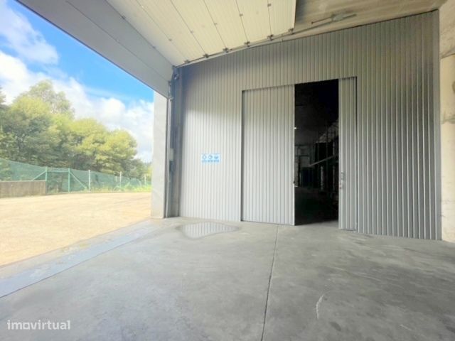 Armazém com 300m2, em Olival!