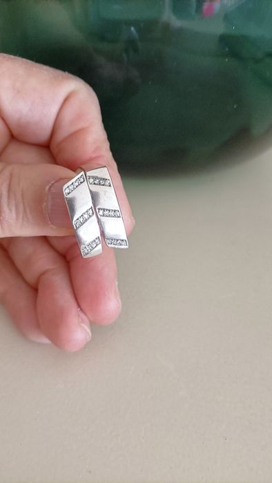 Anel de prata com contraste e zirconias.