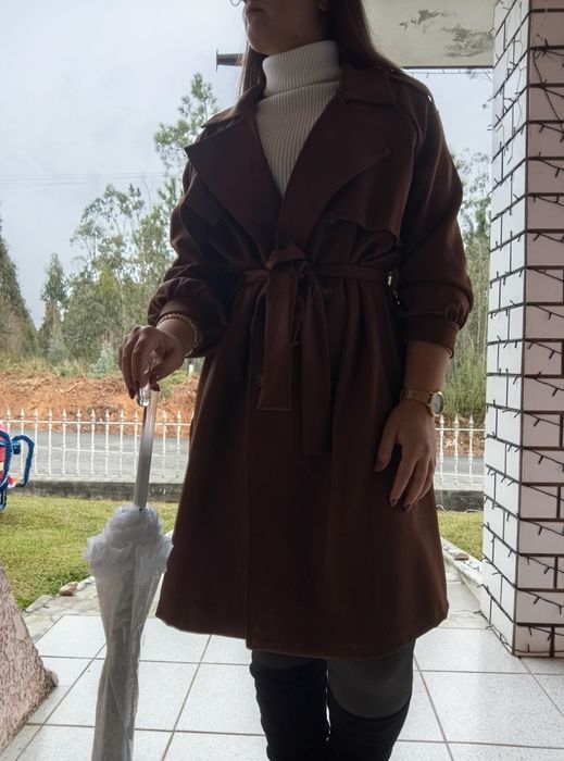 Casaco castanho com gola virada