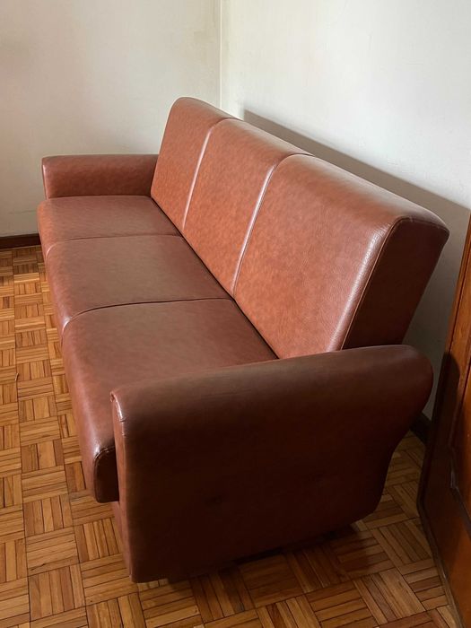 Sofá de 3 lugares em pele, em perfeito estado de conservação