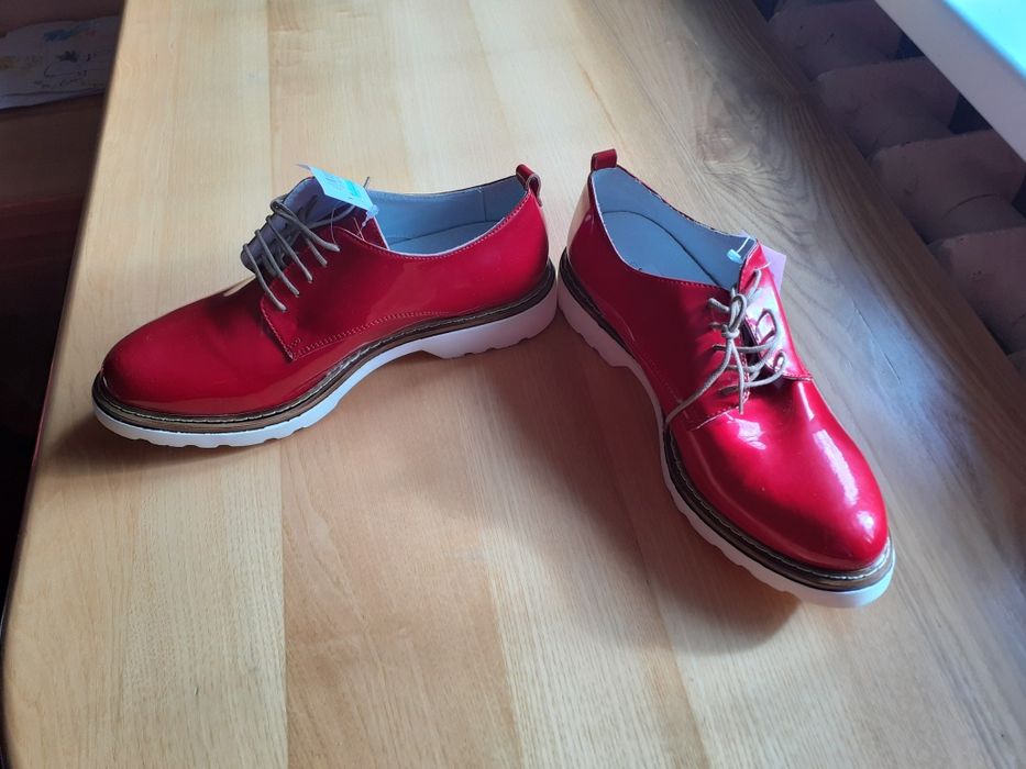 Красивые новые кожаные туфли