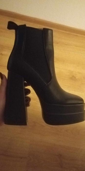 Buty na koturnie
