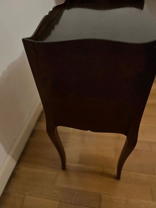 Mesa de cabeceira com gavetas