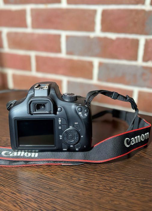 Продам дзеркальний фотоапарат Canon EOS 4000D