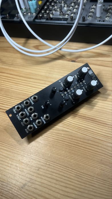 Mutable Instruments Plaits - Beehive 8hp - Eurorack