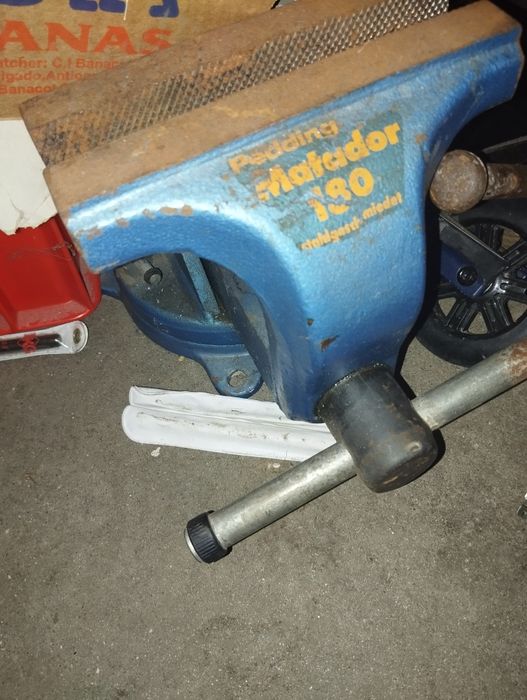 Duże imadło kute Matador 180 z obrotnicą