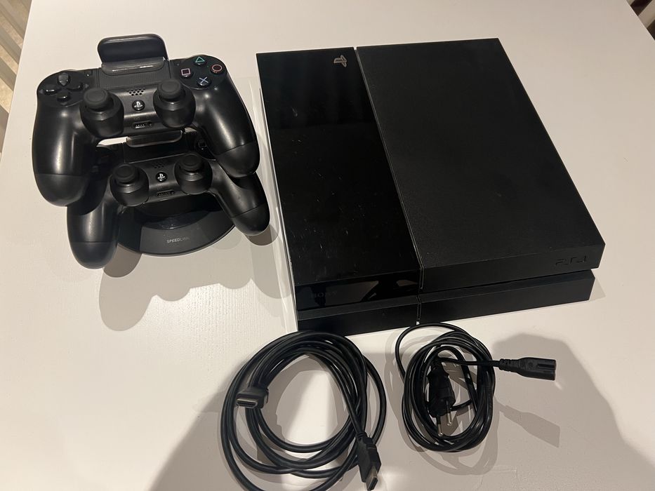 Playstation 4, 500Gb, 16 jogos +2 comandos c/ carregador