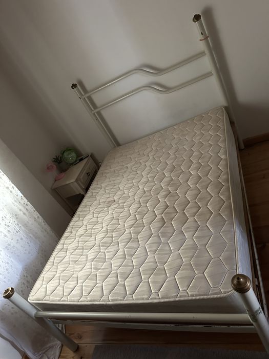 Cama com colchão.