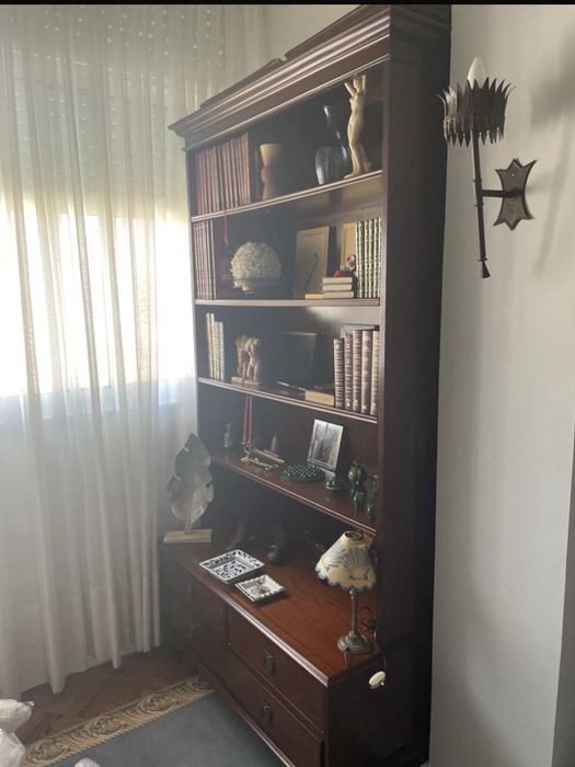 Estante com prateleiras e portas