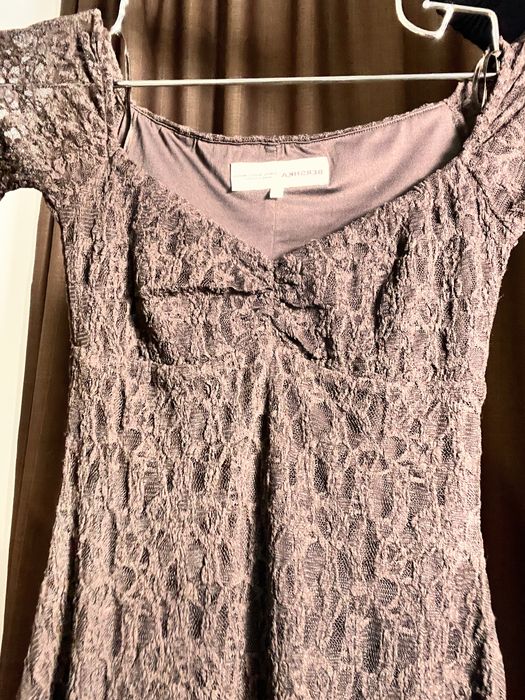 Коротка мереживна коричнева сукня з відкритими плечима від Bershka
