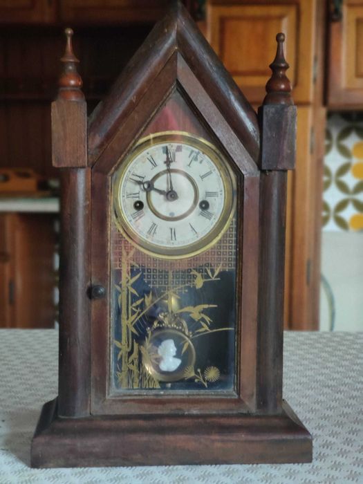 Relógio de mesa estilo gótico