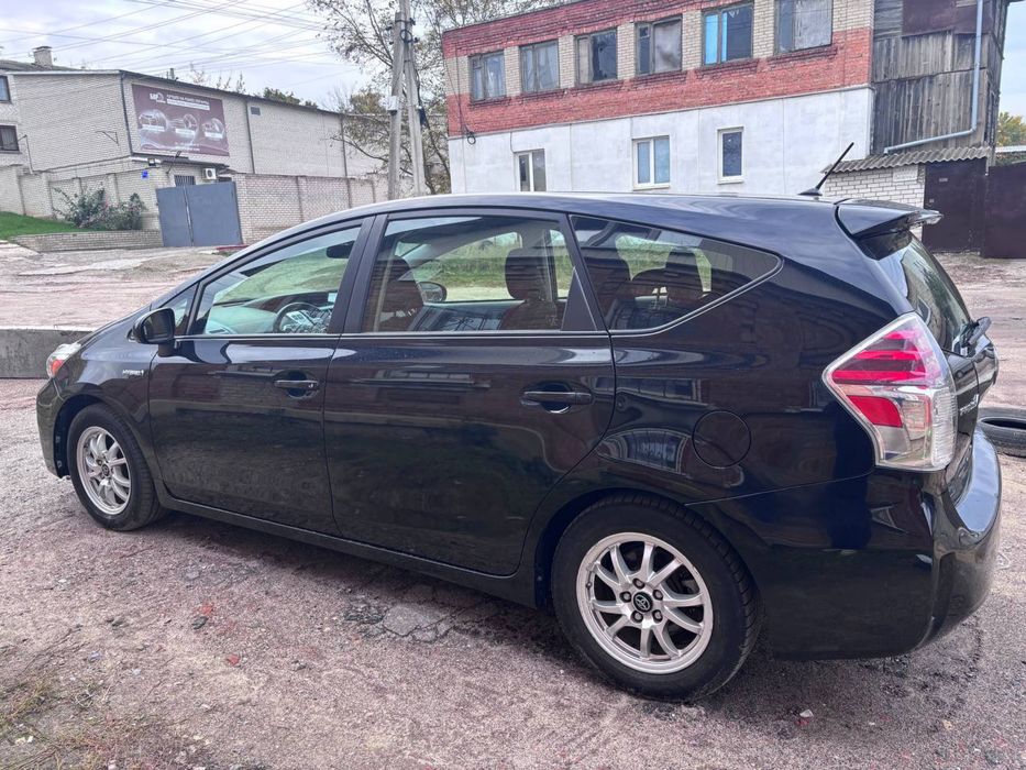 Toyota prius v 2015 1.8