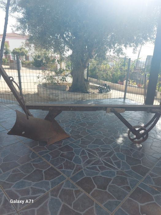 Charrua em ferro antiga.