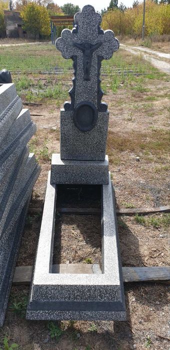 Займаємося виготовленням пам'ятників граніту з крихти та бетону по Укр