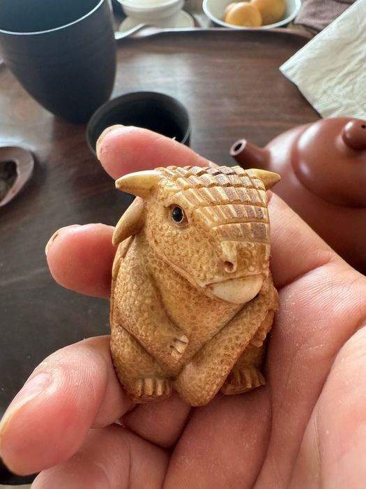 Dinossauros esculpidos em chifres de veado