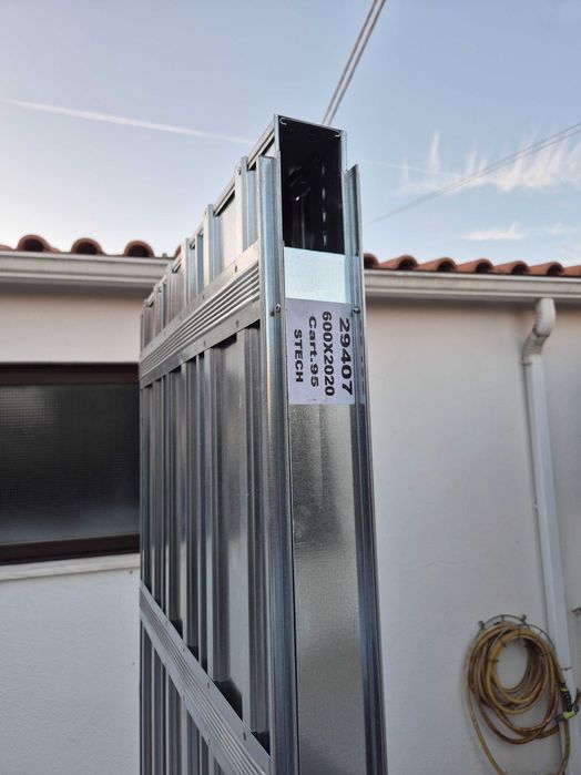 Par de portas de correr em alumínio