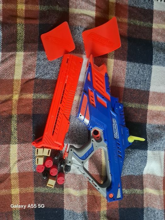 Nerf бластер запускаючи машинки
