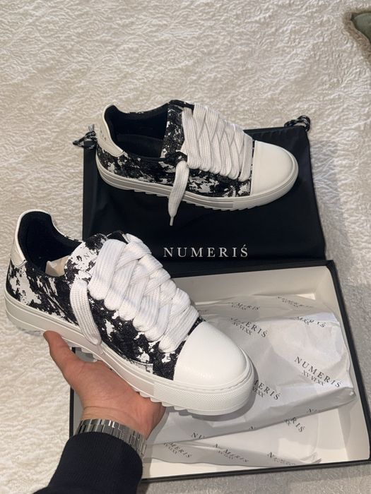 Numeris Pigment Black and White